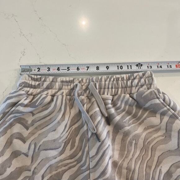 Sweaty Betty Essentials‎ Shorts Light Grey Zebra Print Size Small - Picture 8 of 10